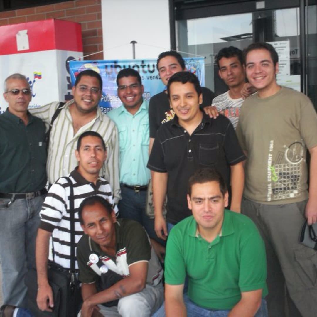 Angel Cruz junto al grupo de usuarios de Linux VaSLibre en el FLISOL 2009
